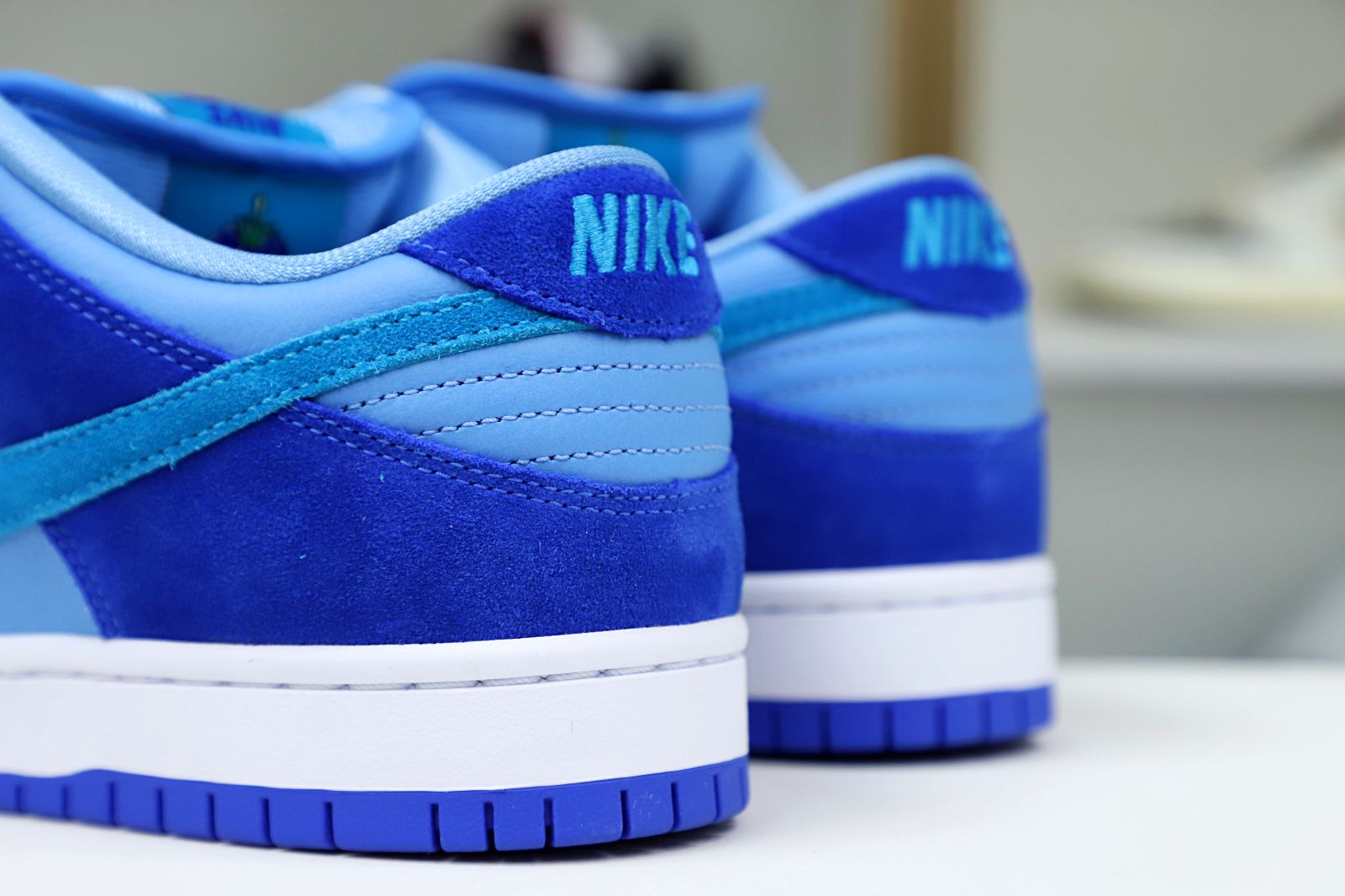 NIKE SB DUNK LOW BLUE RASPBERRY