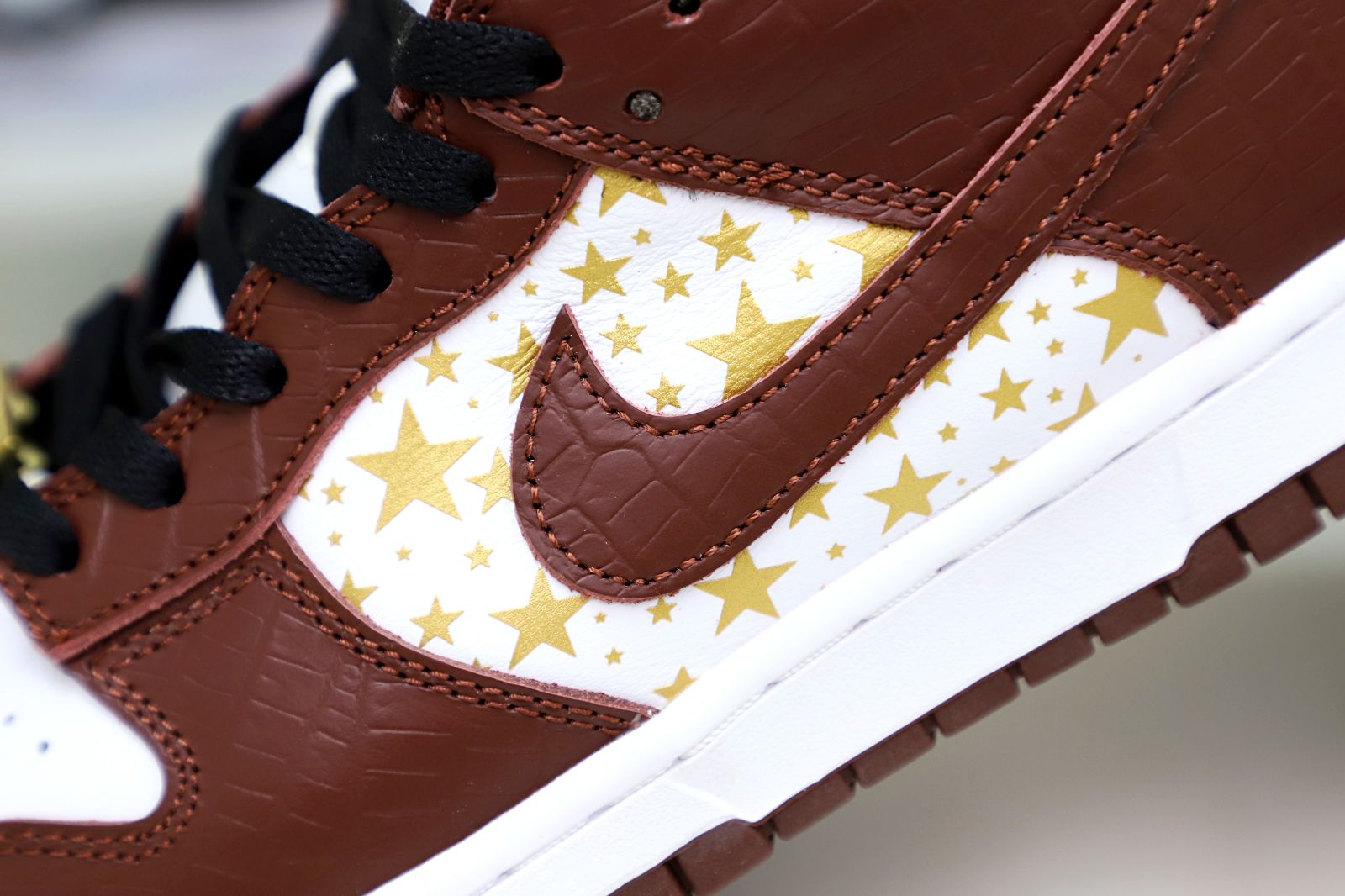 Supreme x Nike SB Dunk Low "Barkroot Brown"