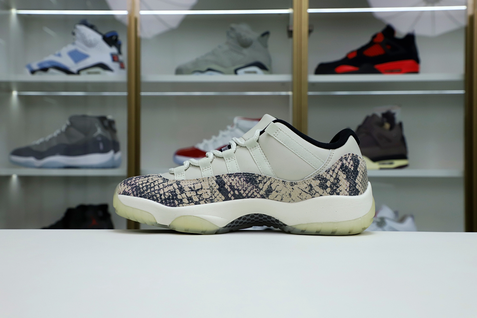 AIR JORDAN 11 LOW SNAKESKIN LIGHT BONE