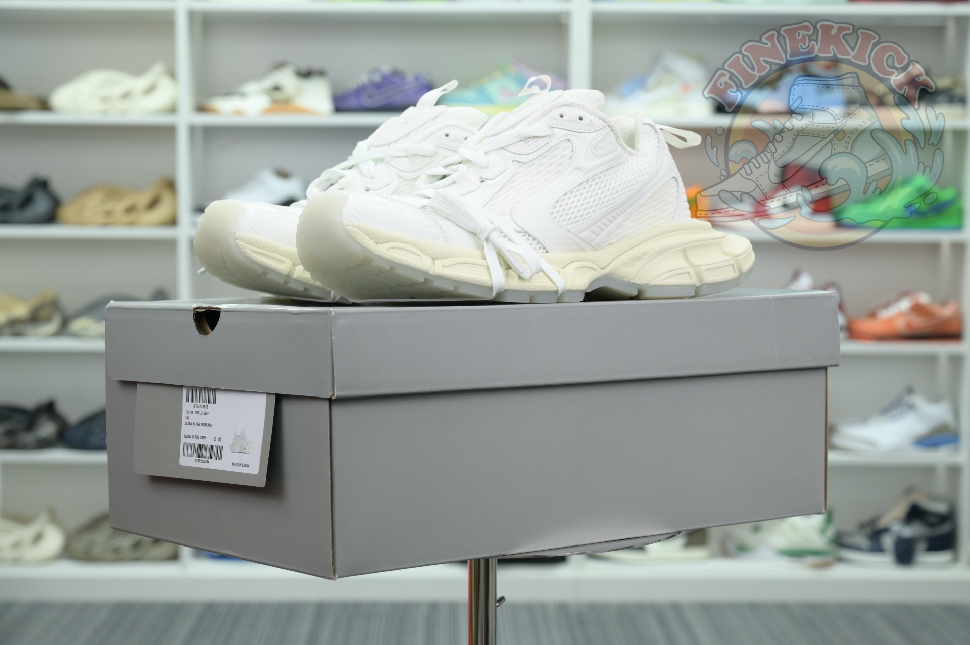 Balenciaga is available in all sizes. You cannot place an order on the