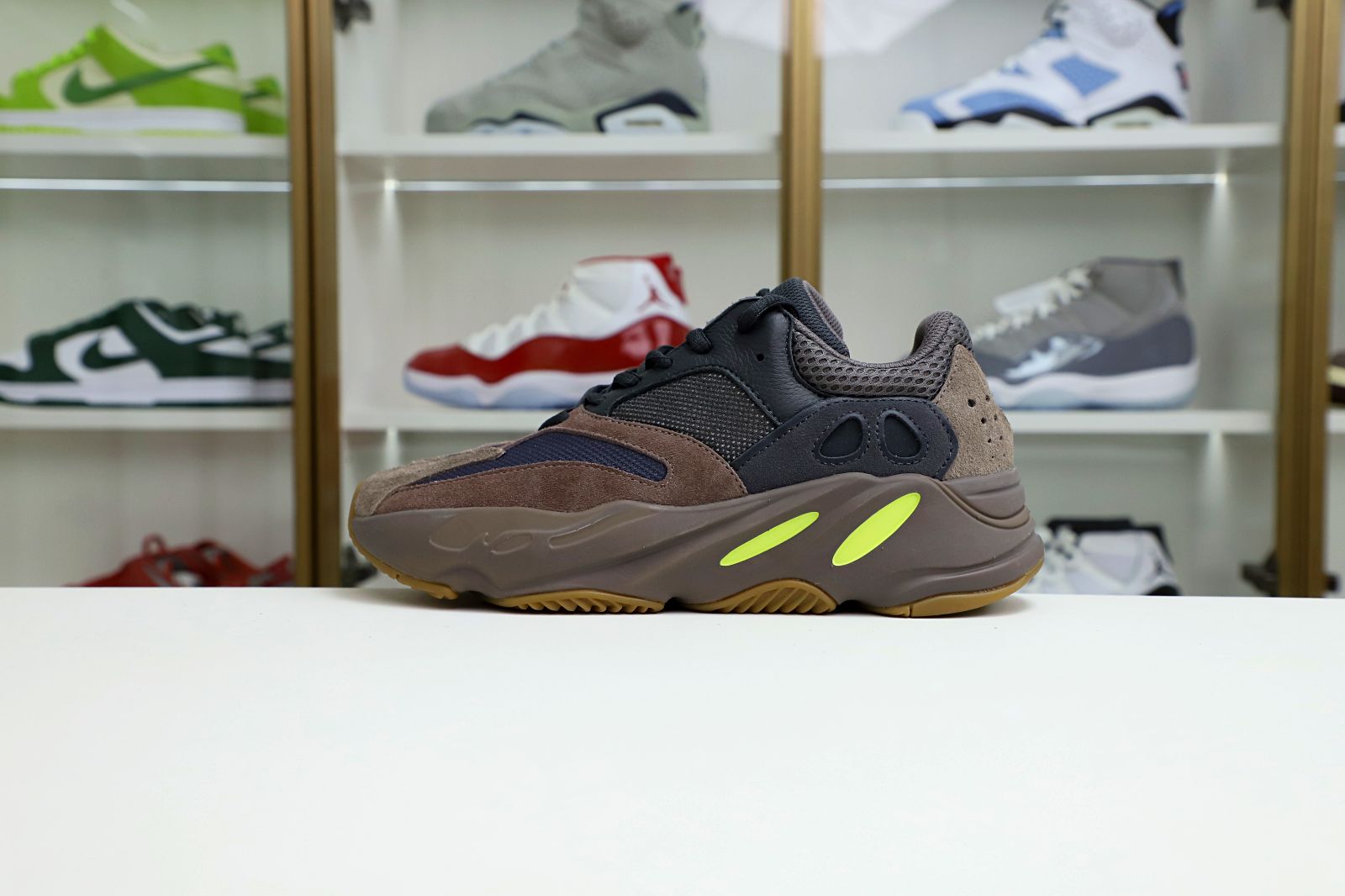 YEEZY BOOST 700 