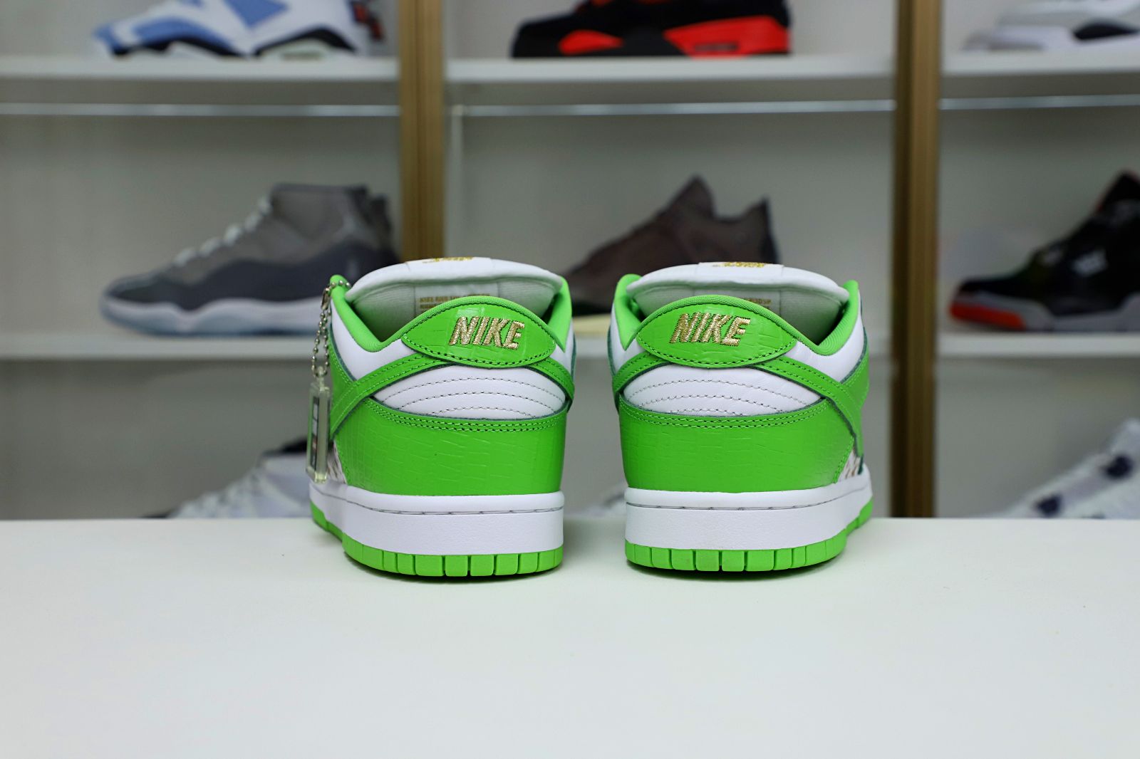 Supreme x Nike SB Dunk Low "Mean Green"