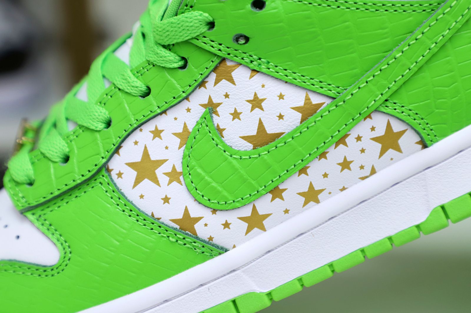 Supreme x Nike SB Dunk Low "Mean Green"