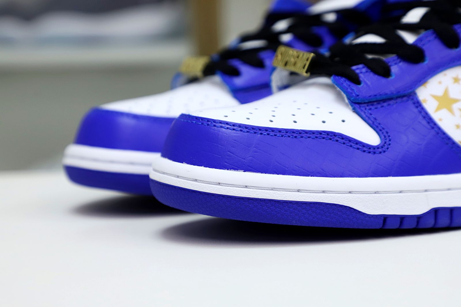 Supreme x Nike SB Dunk Low "Hyper Royal"