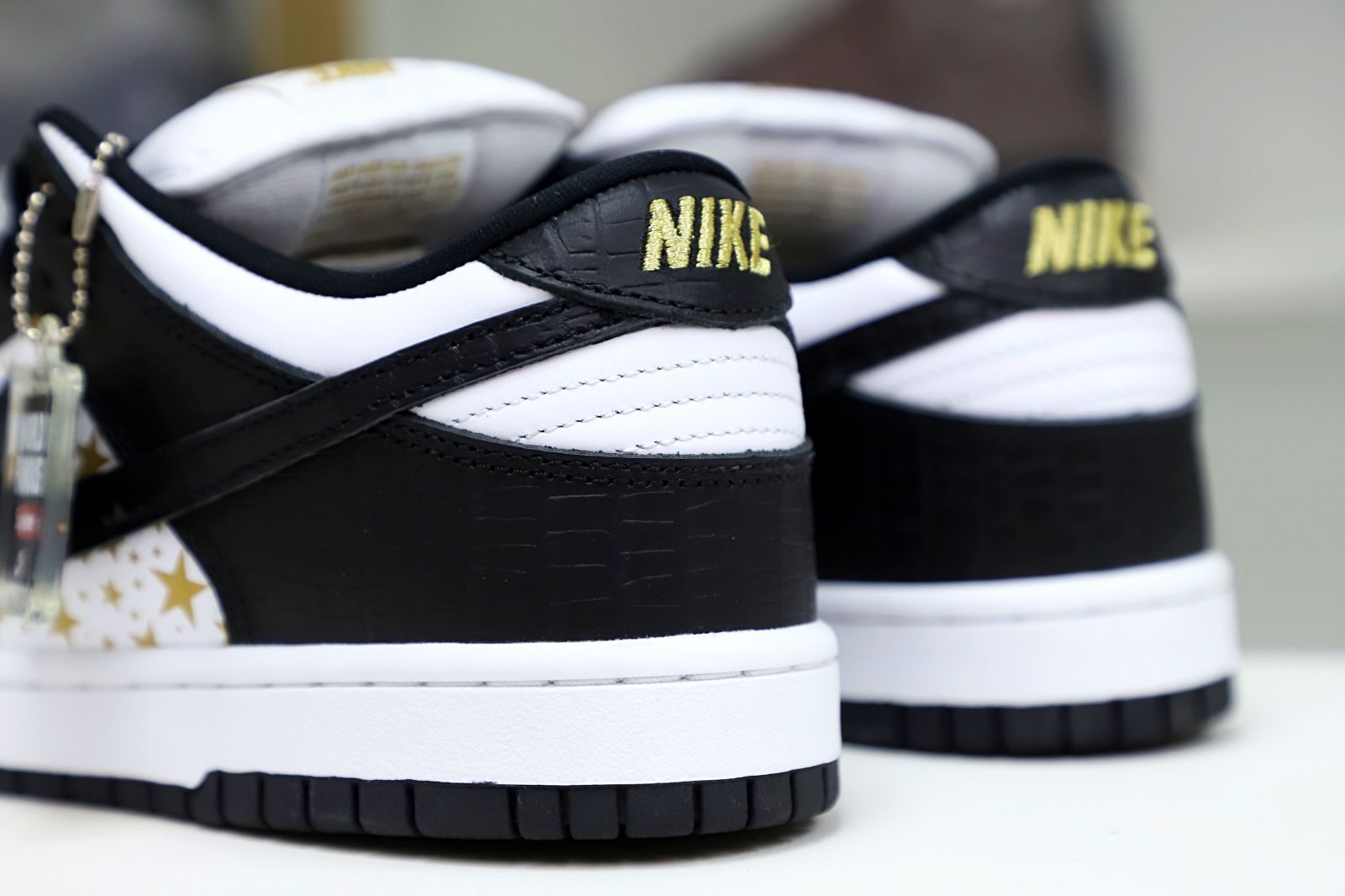 Supreme x Nike SB Dunk Low "Black Stars