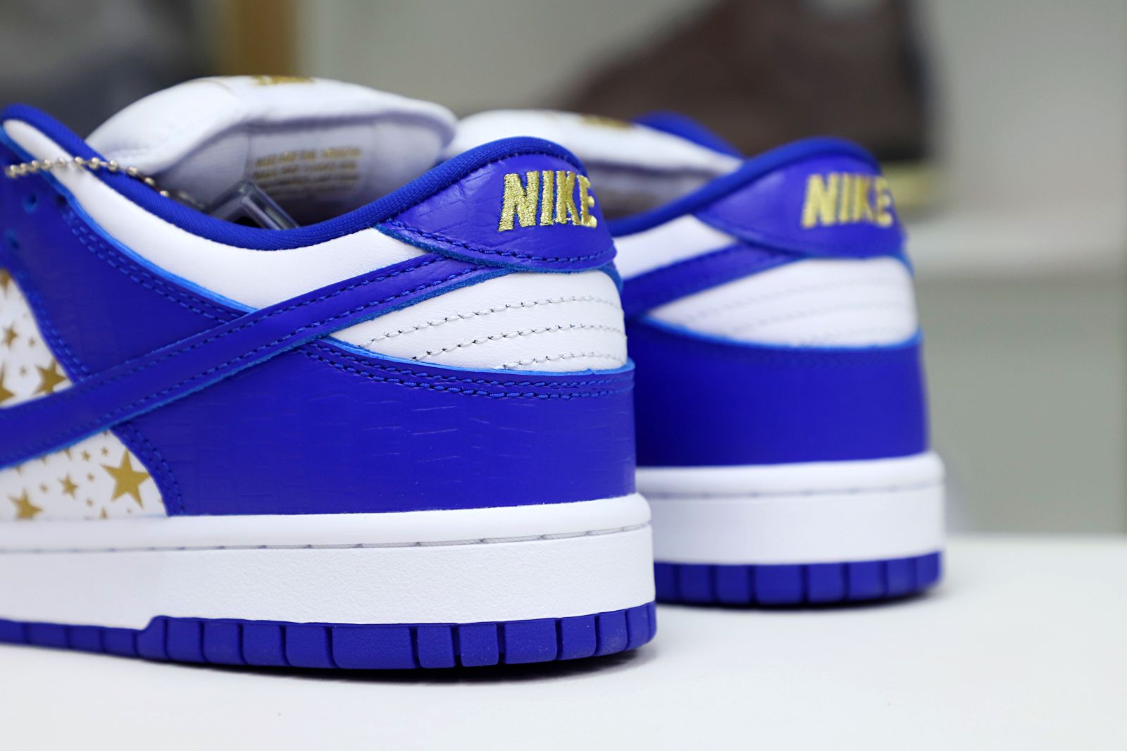 Supreme x Nike SB Dunk Low "Hyper Royal"