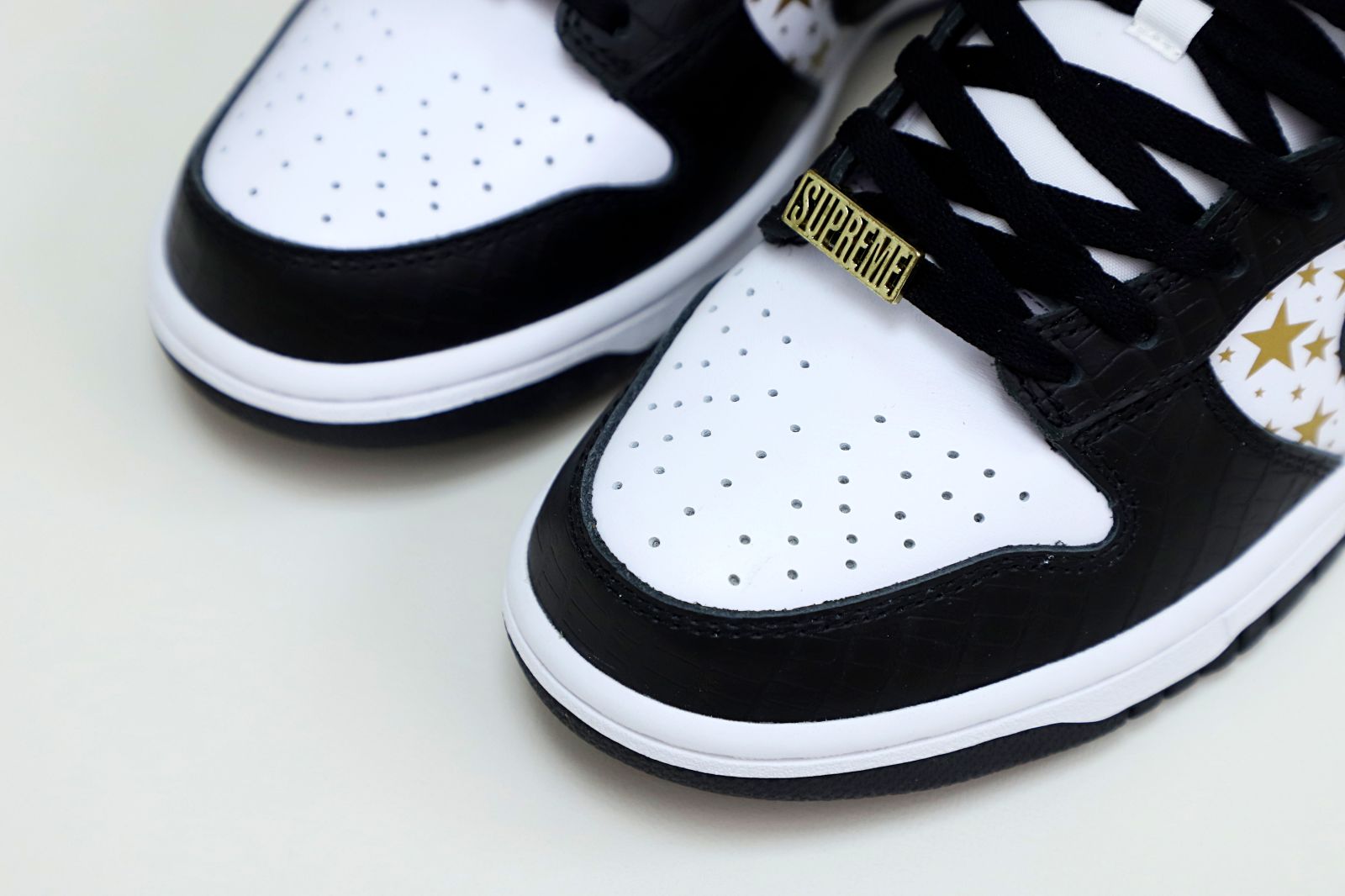 Supreme x Nike SB Dunk Low "Black Stars