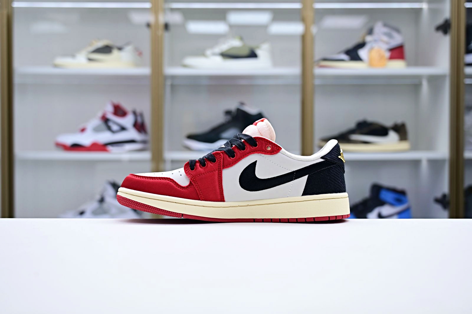 Trophy Room x Jordan Air Jordan 1 Low OG “Away”