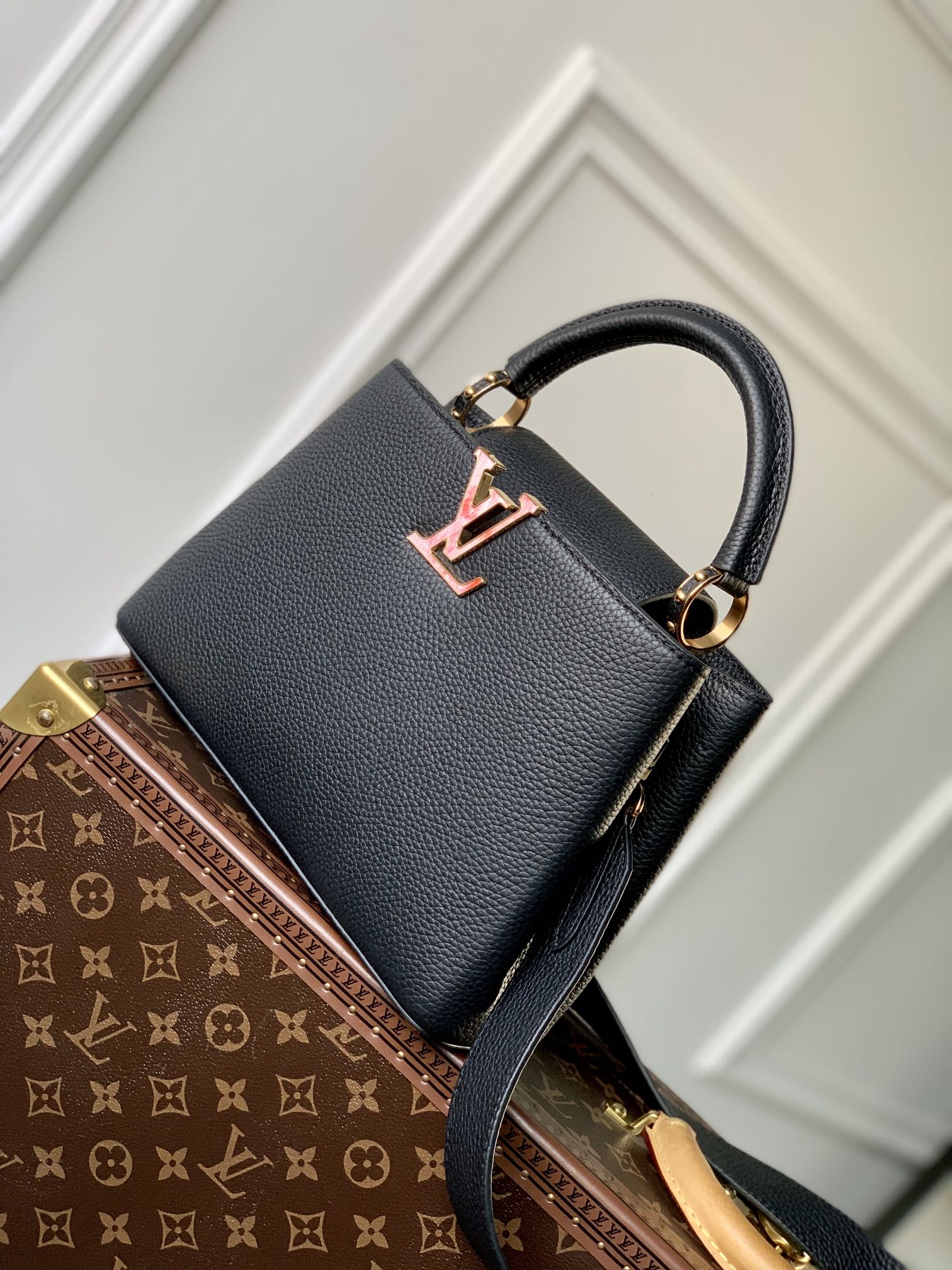 Túi đeo chéo nam Louis Vuitton màu đen dáng hộp TNLV11 siêu cấp