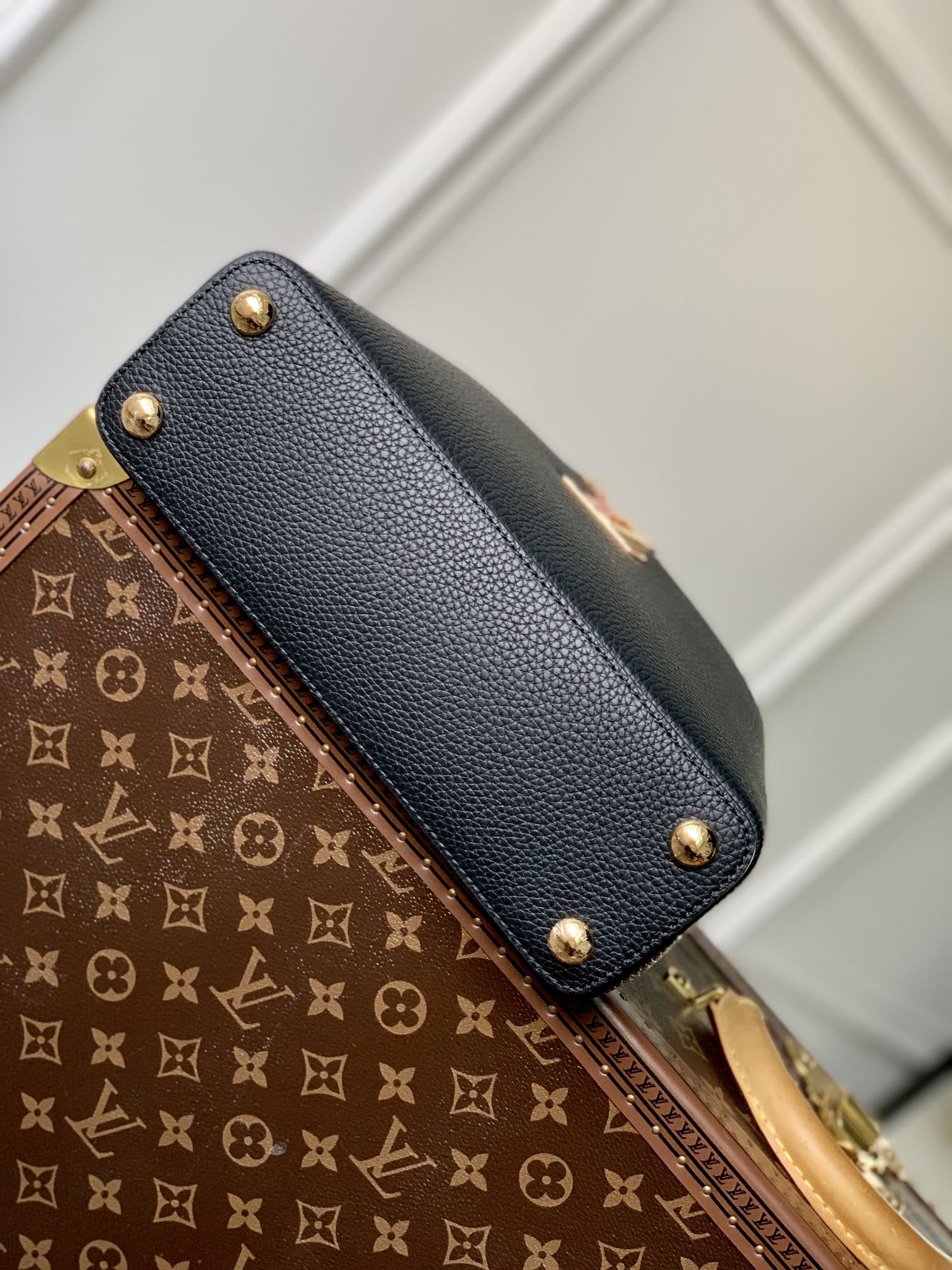 Túi đeo chéo nam Louis Vuitton màu đen dáng hộp TNLV11 siêu cấp