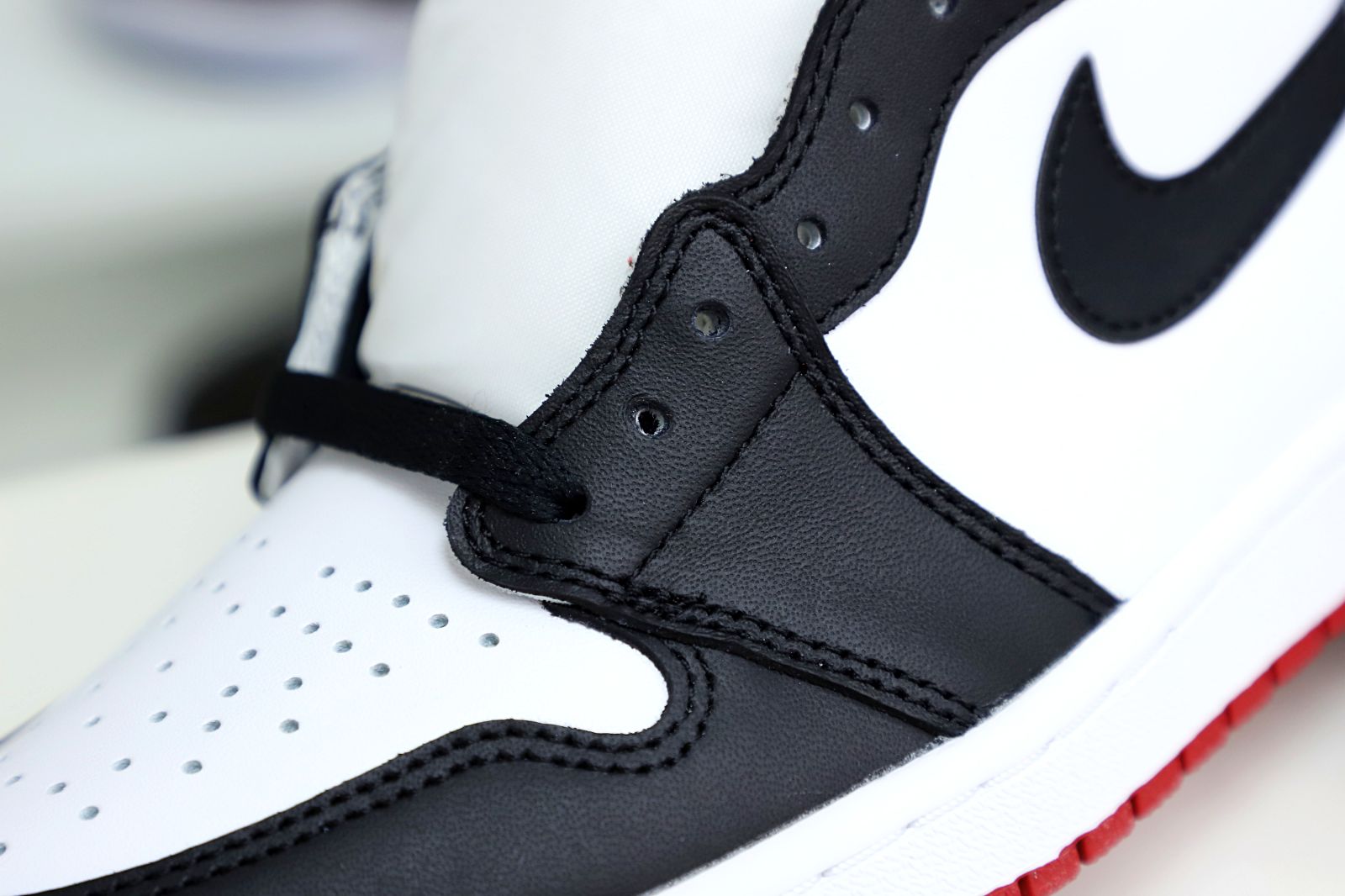 Air Jordan 1 Retro Black Toe (2016)