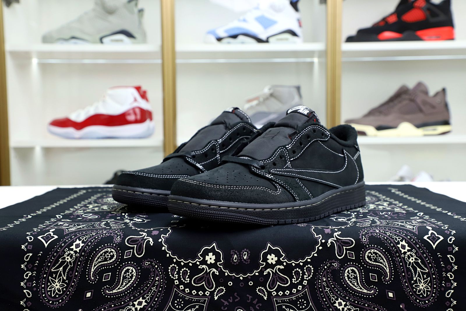 TRAVIS SCOTT X NIKE AIR JORDAN 1 LOW OG “BLACK/PHANTOM”