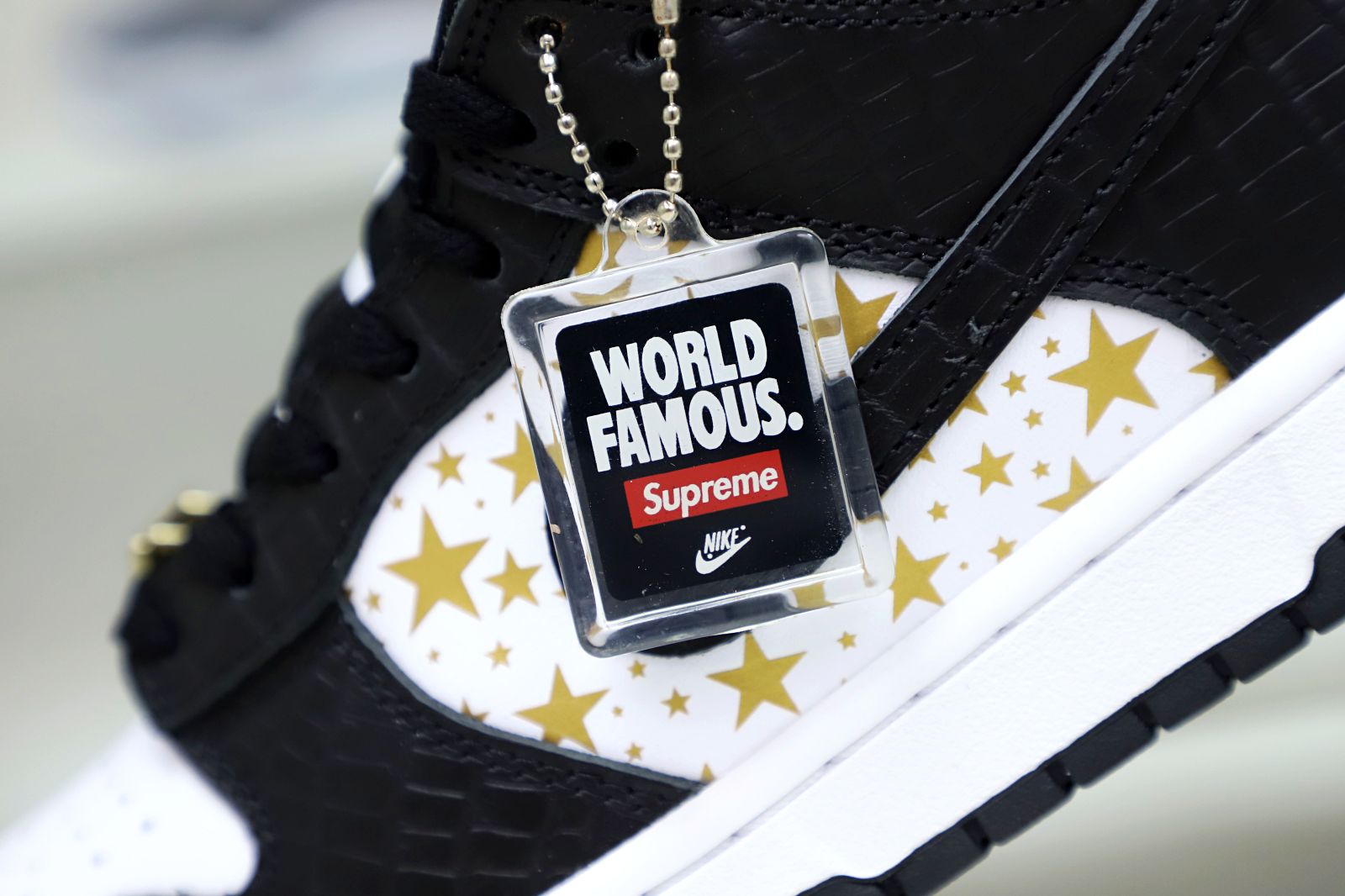 Supreme x Nike SB Dunk Low "Black Stars