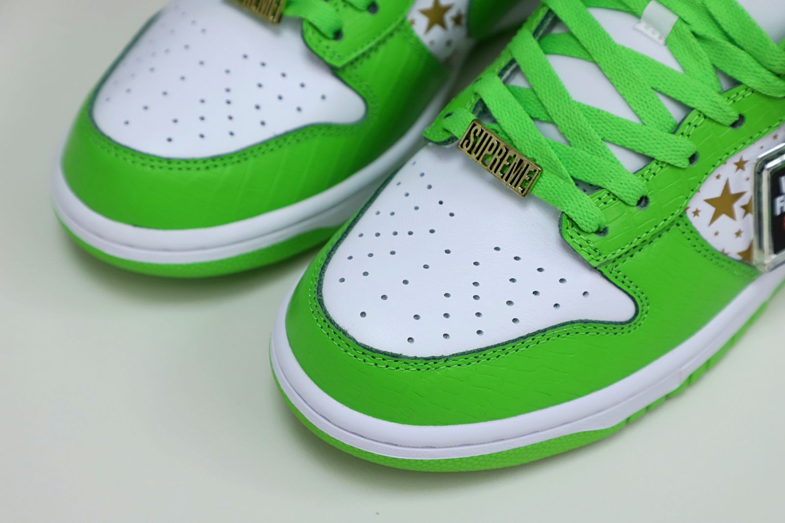 Supreme x Nike SB Dunk Low "Mean Green"