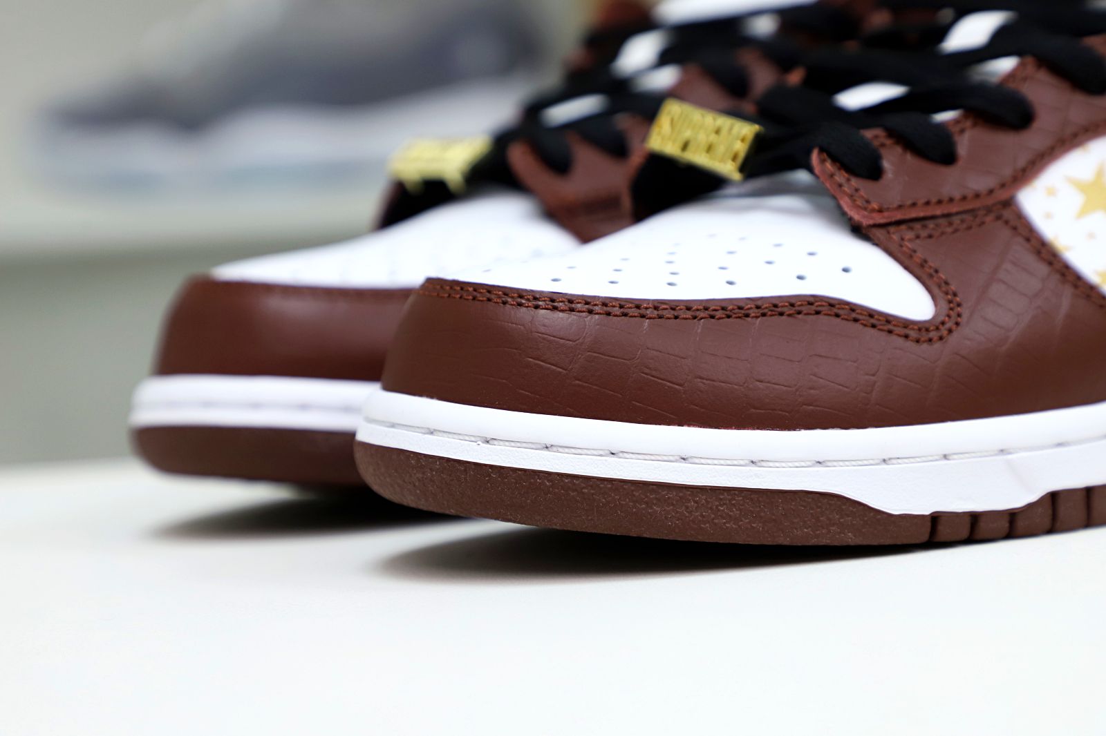 Supreme x Nike SB Dunk Low "Barkroot Brown"