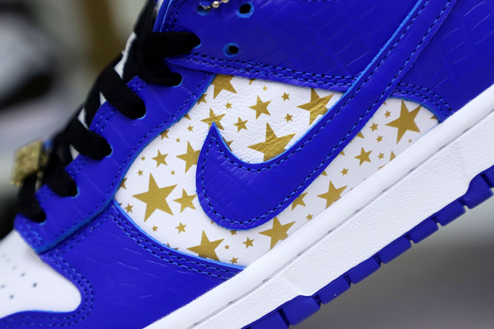 Supreme x Nike SB Dunk Low "Hyper Royal"