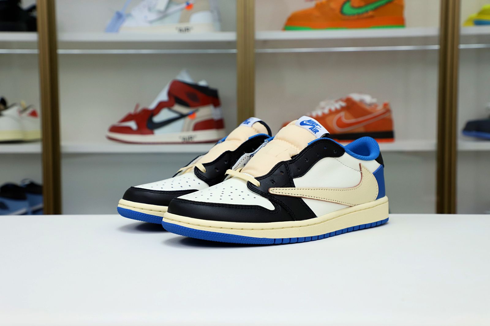 FRAGMENT DESIGN X TRAVIS SCOTT X AIR JORDAN 1 LOW