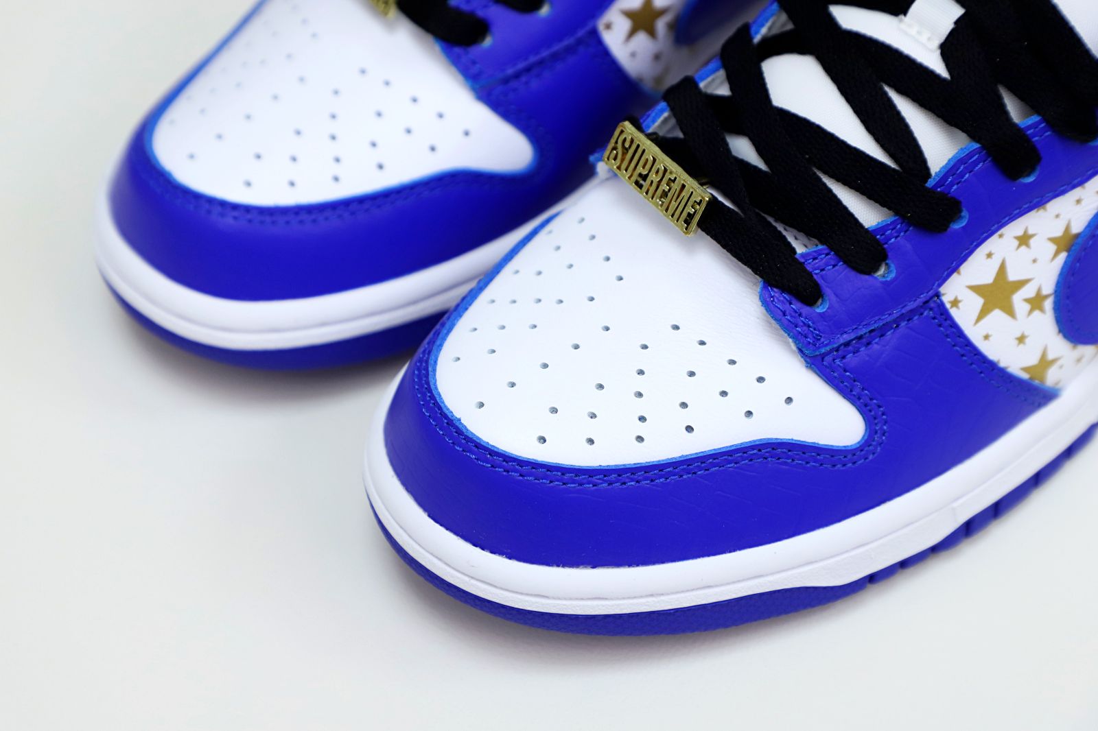 Supreme x Nike SB Dunk Low "Hyper Royal"