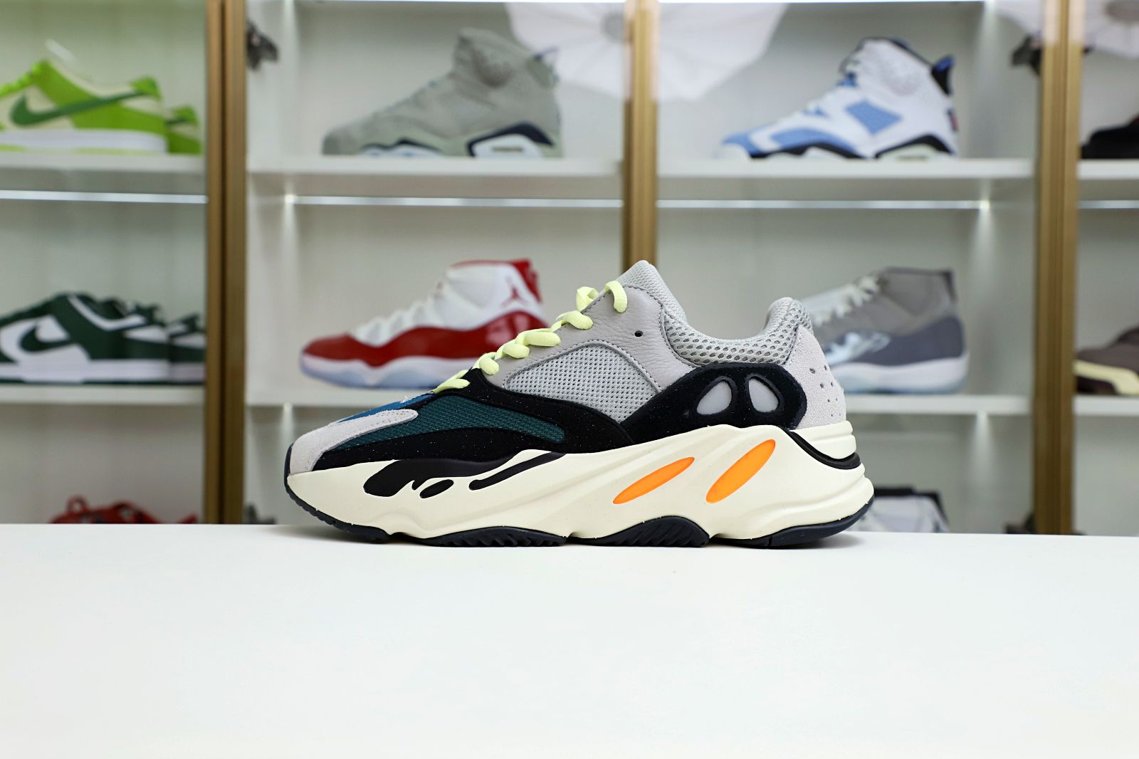 YEEZY BOOST 700 