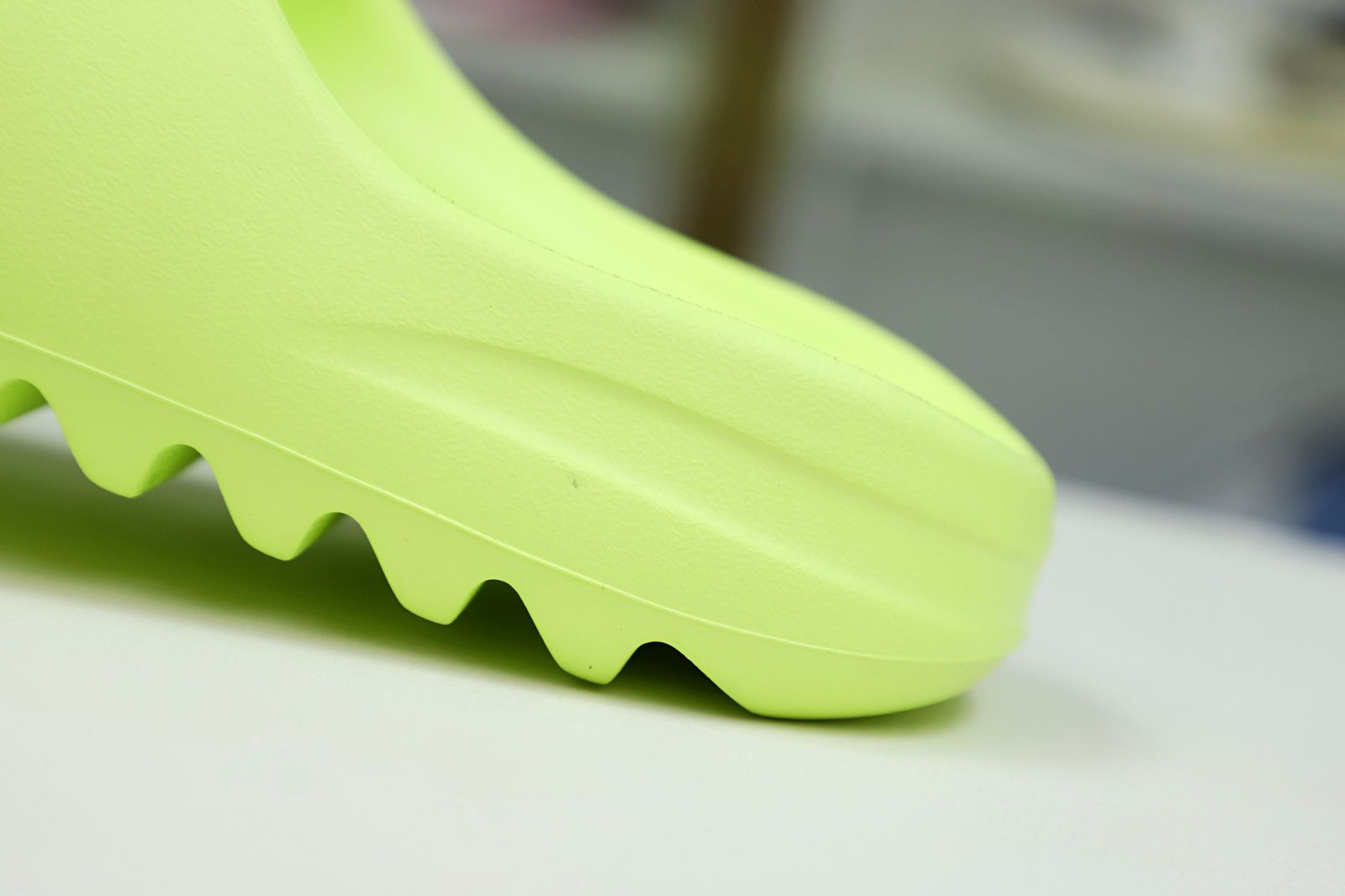 Yeezy Slide "glow green" HQ6447