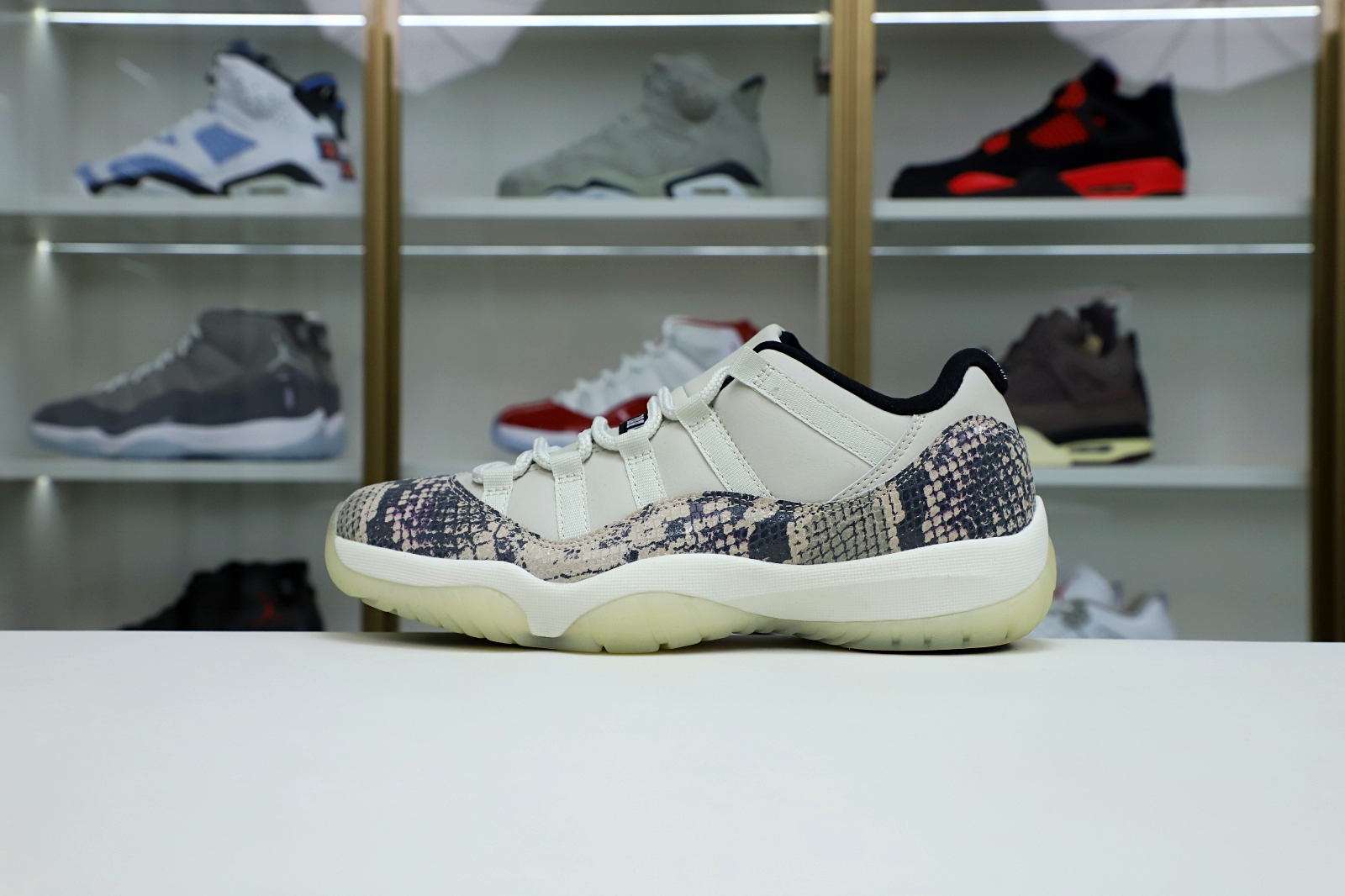 AIR JORDAN 11 LOW SNAKESKIN LIGHT BONE