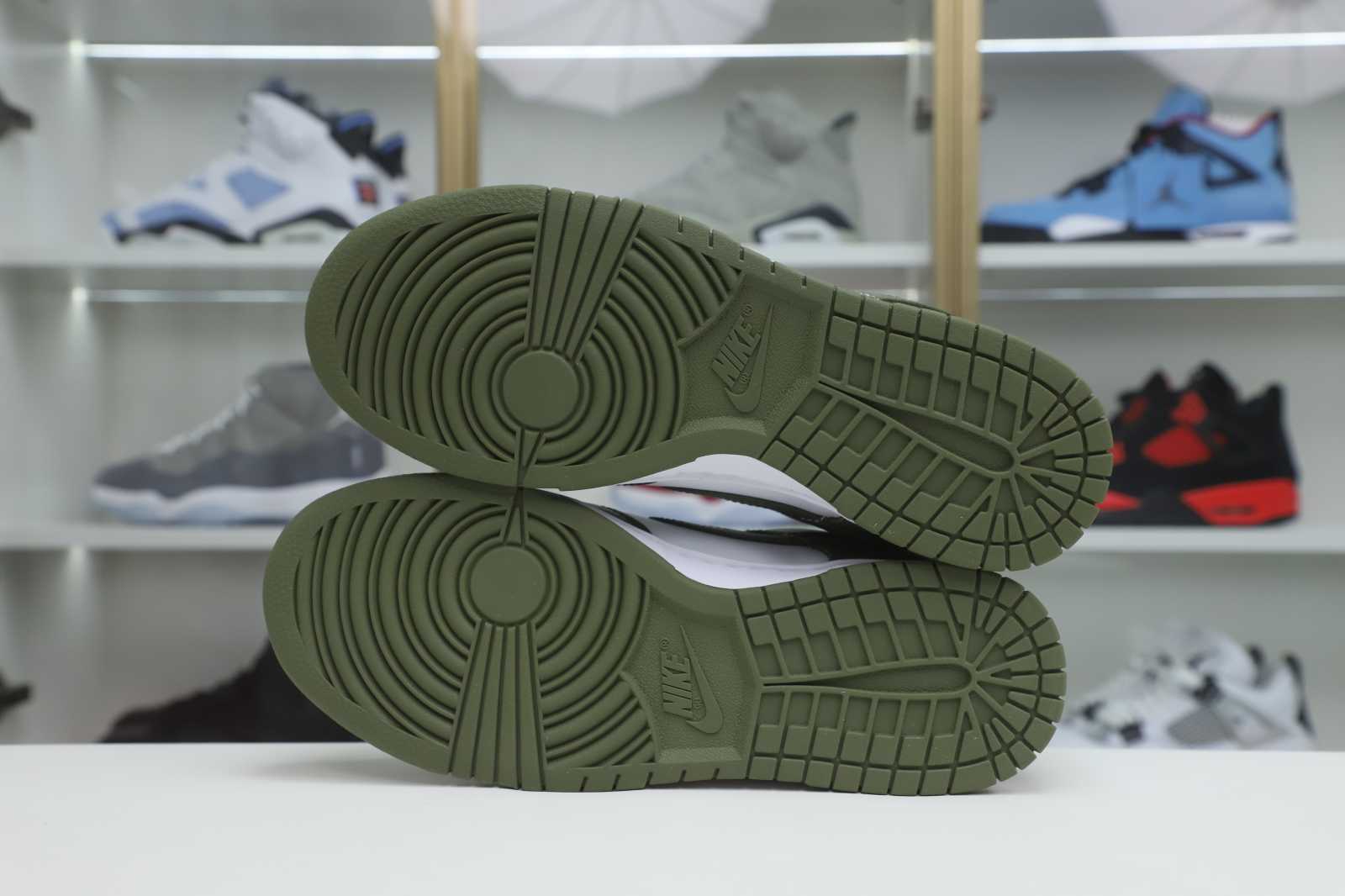 Nike Dunk Low "Medium Olive"