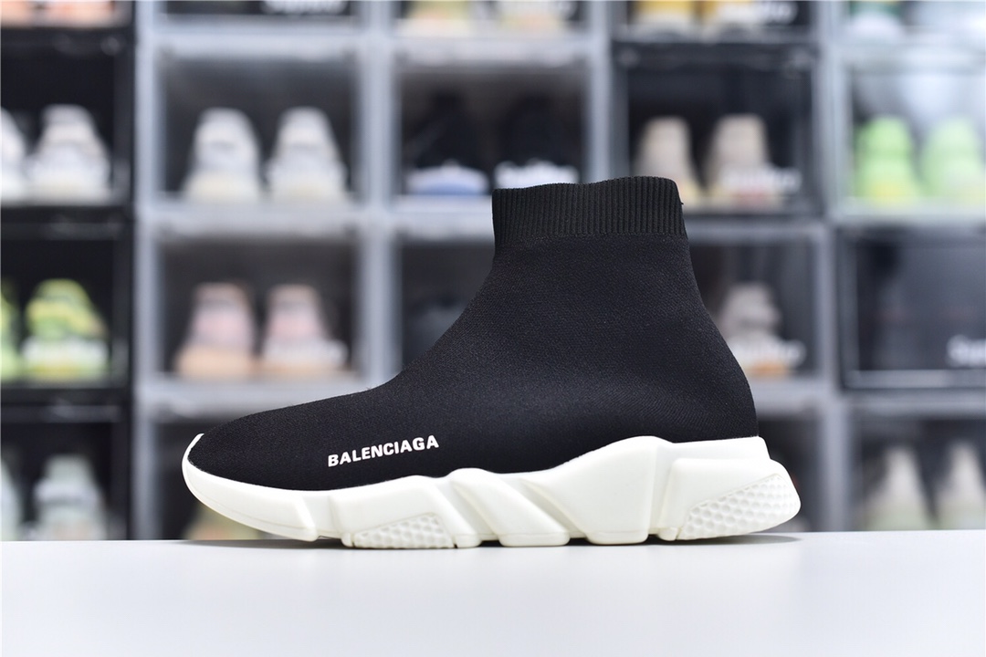 Balenciaga is available in all sizes. You cannot place an order on the website. You can contact customer service to purchase.BLGA Speed