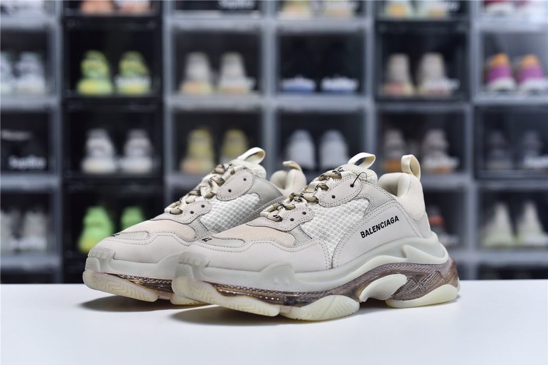 Balenciaga is available in all sizes. You cannot place an order on the website. You can contact customer service to purchase.BLGA Triple S