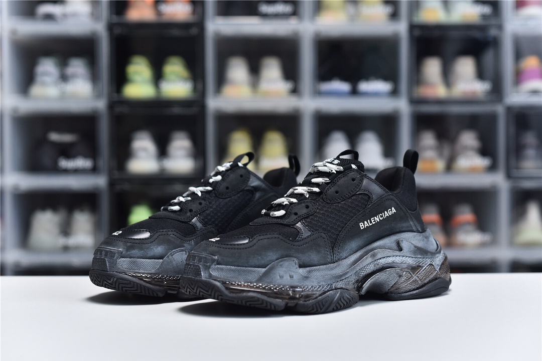 Balenciaga is available in all sizes. You cannot place an order on the website. You can contact customer service to purchase.BLGA Triple S