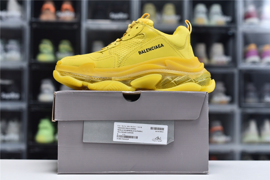 Balenciaga is available in all sizes. You cannot place an order on the website. You can contact customer service to purchase.BLGA Triple S