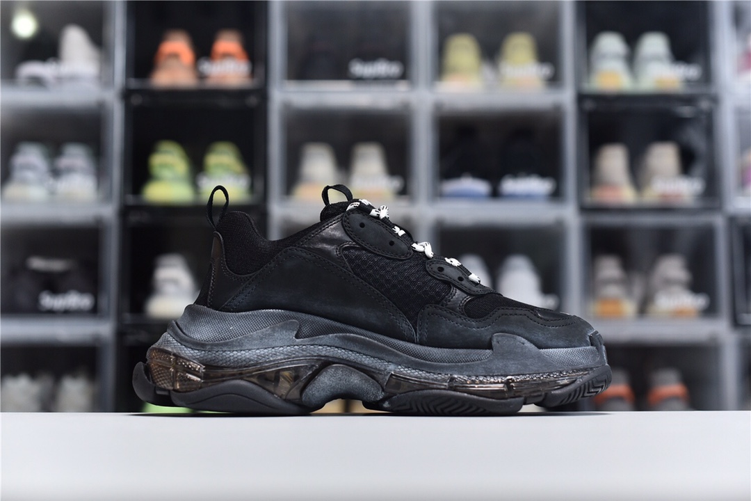 Balenciaga is available in all sizes. You cannot place an order on the website. You can contact customer service to purchase.BLGA Triple S