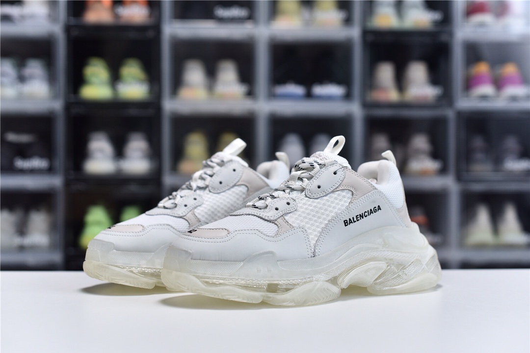 Balenciaga is available in all sizes. You cannot place an order on the website. You can contact customer service to purchase.BLGA Triple S