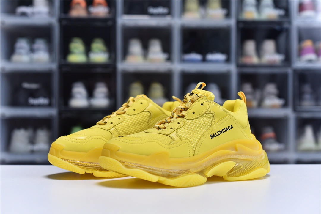 Balenciaga is available in all sizes. You cannot place an order on the website. You can contact customer service to purchase.BLGA Triple S