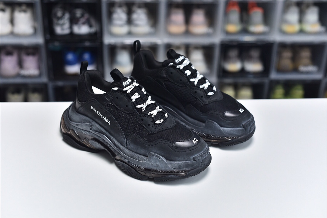 Balenciaga is available in all sizes. You cannot place an order on the website. You can contact customer service to purchase.BLGA Triple S