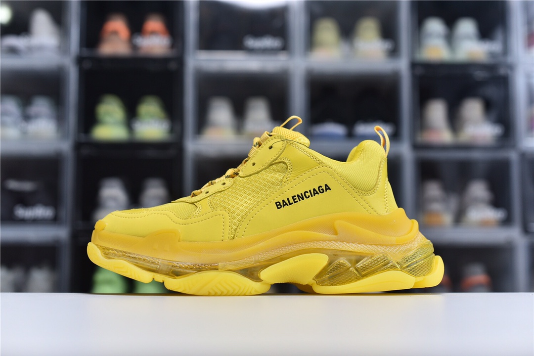 Balenciaga is available in all sizes. You cannot place an order on the website. You can contact customer service to purchase.BLGA Triple S