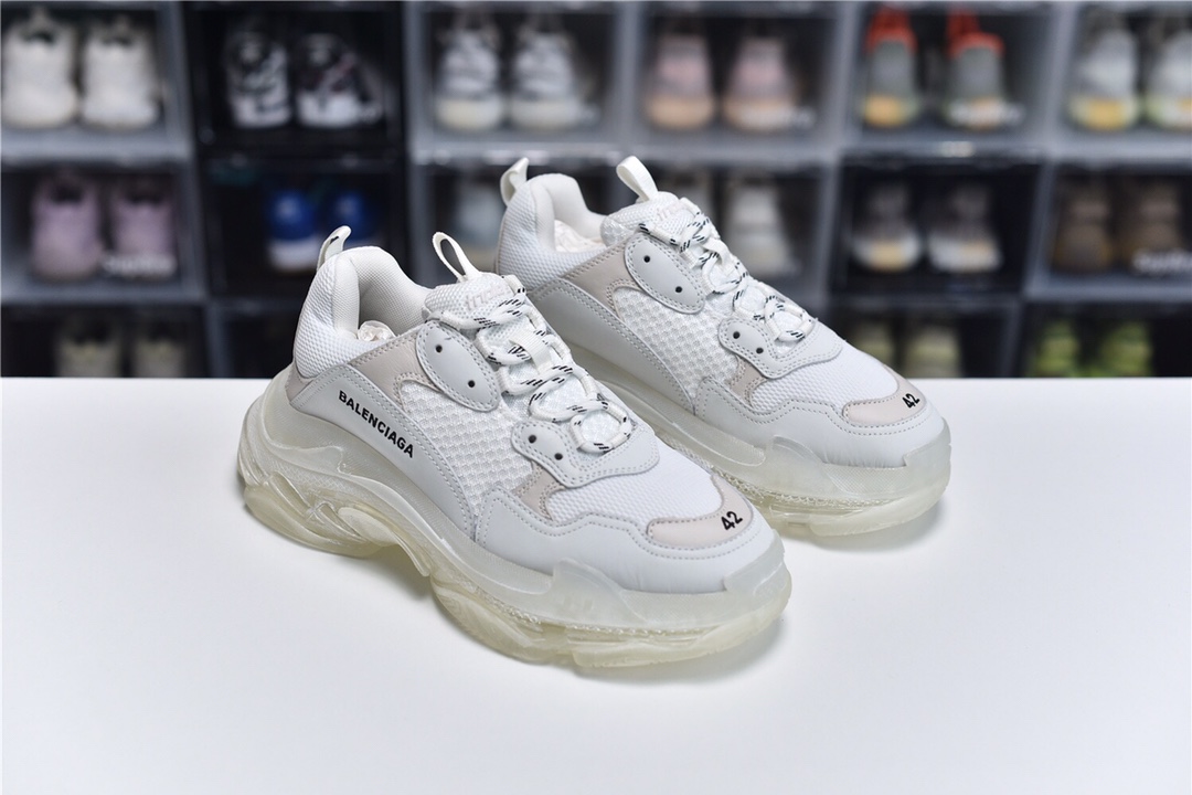 Balenciaga is available in all sizes. You cannot place an order on the website. You can contact customer service to purchase.BLGA Triple S