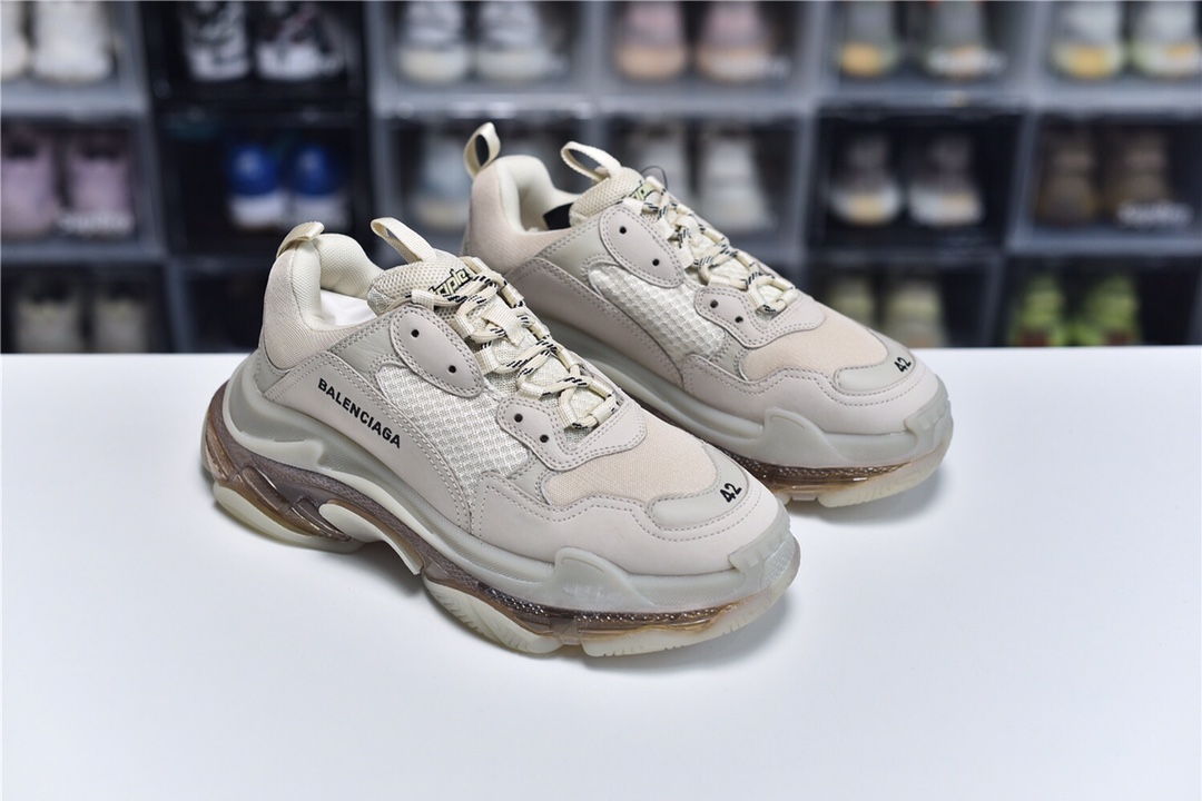 Balenciaga is available in all sizes. You cannot place an order on the website. You can contact customer service to purchase.BLGA Triple S