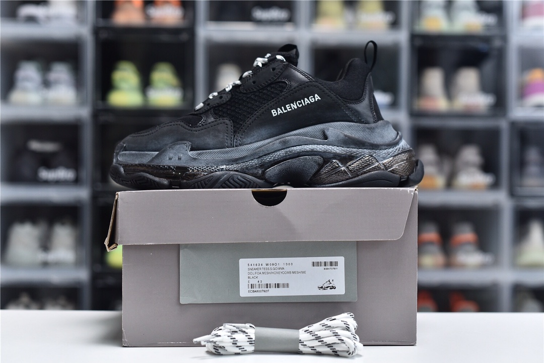 Balenciaga is available in all sizes. You cannot place an order on the website. You can contact customer service to purchase.BLGA Triple S