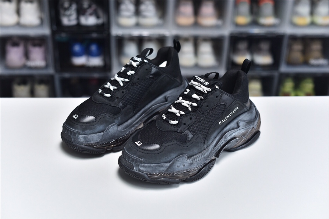 Balenciaga is available in all sizes. You cannot place an order on the website. You can contact customer service to purchase.BLGA Triple S