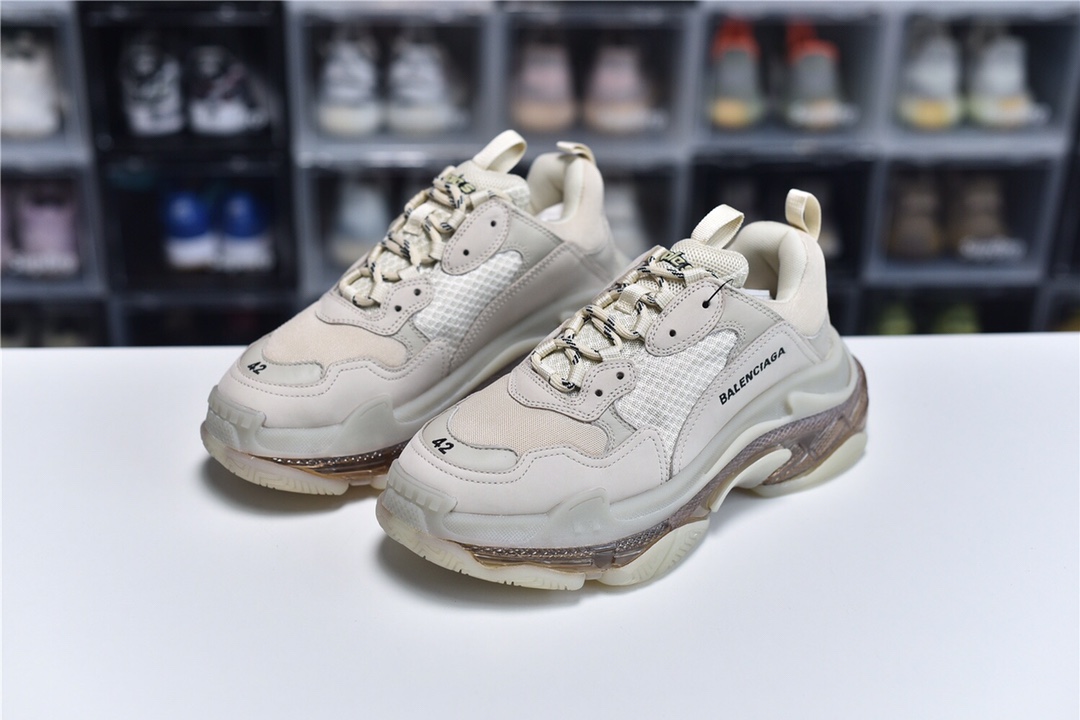 Balenciaga is available in all sizes. You cannot place an order on the website. You can contact customer service to purchase.BLGA Triple S