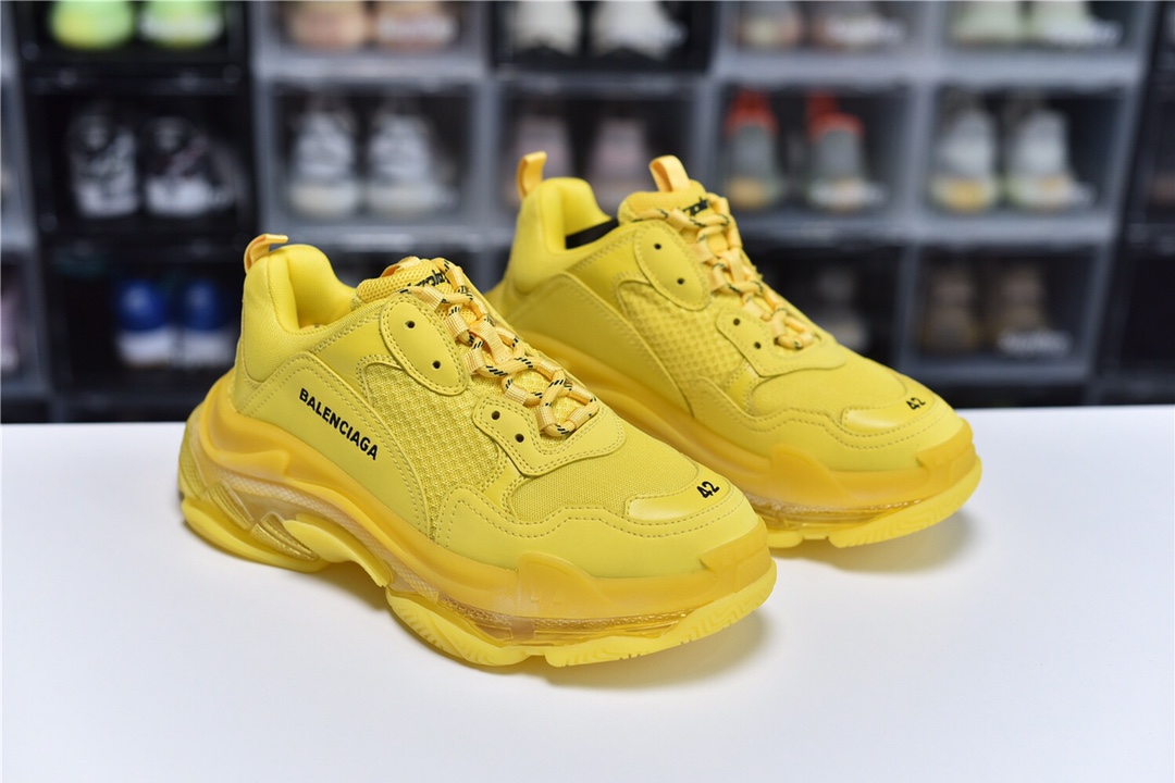 Balenciaga is available in all sizes. You cannot place an order on the website. You can contact customer service to purchase.BLGA Triple S