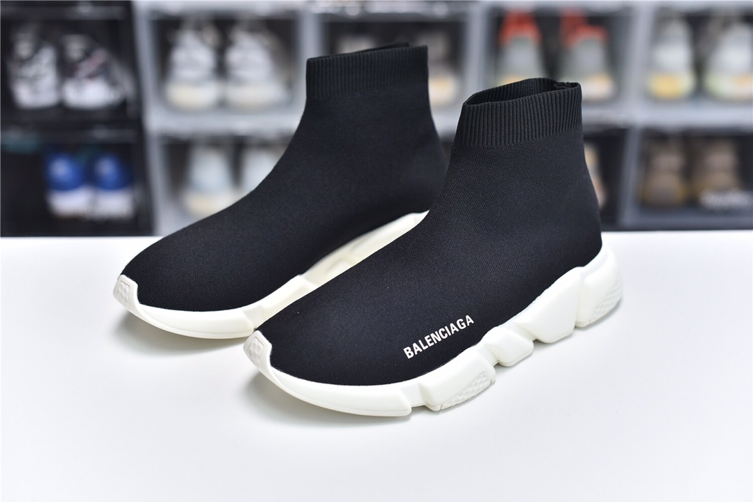 Balenciaga is available in all sizes. You cannot place an order on the website. You can contact customer service to purchase.BLGA Speed