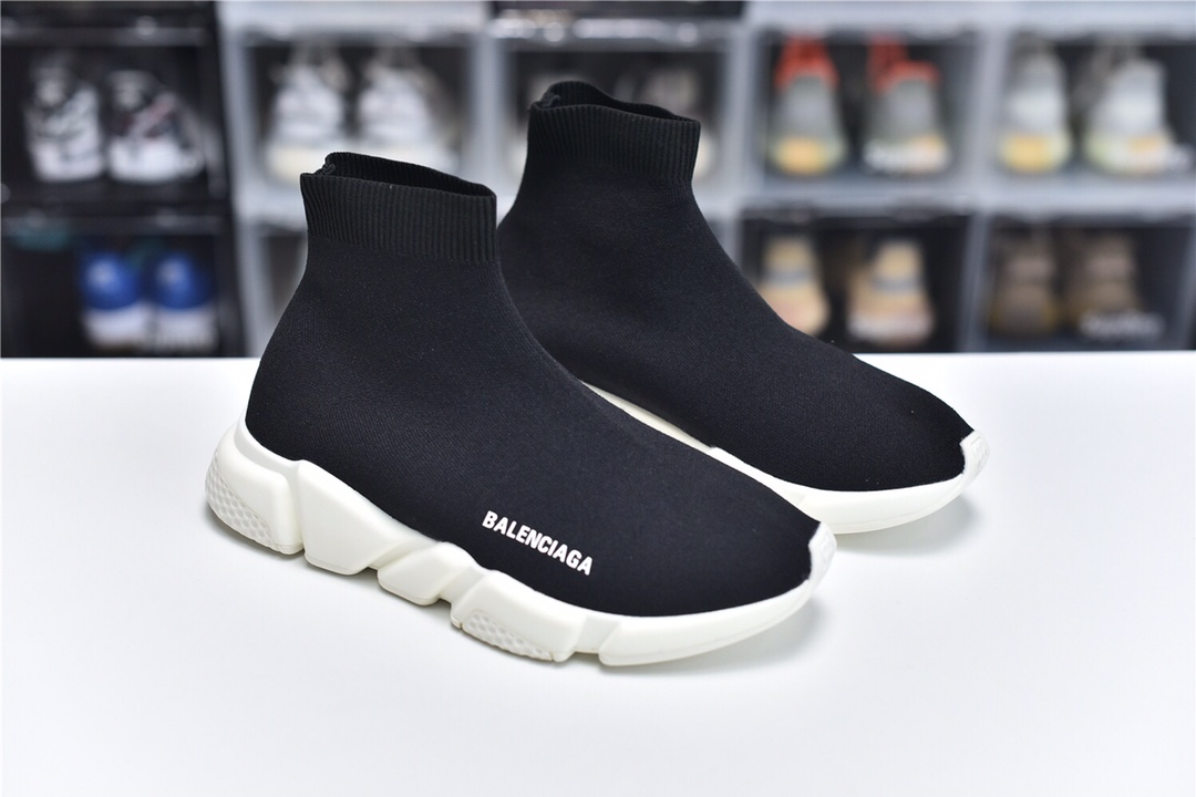 Balenciaga is available in all sizes. You cannot place an order on the website. You can contact customer service to purchase.BLGA Speed