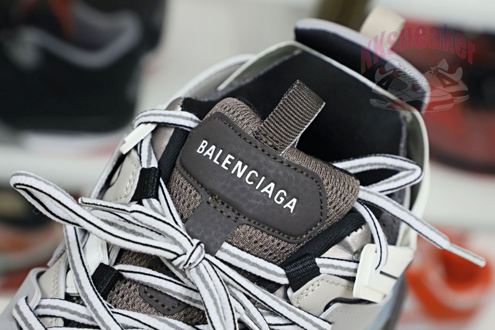 Balenciaga is available in all sizes. You cannot place an order on the website. You can contact customer service to purchase.BLGA