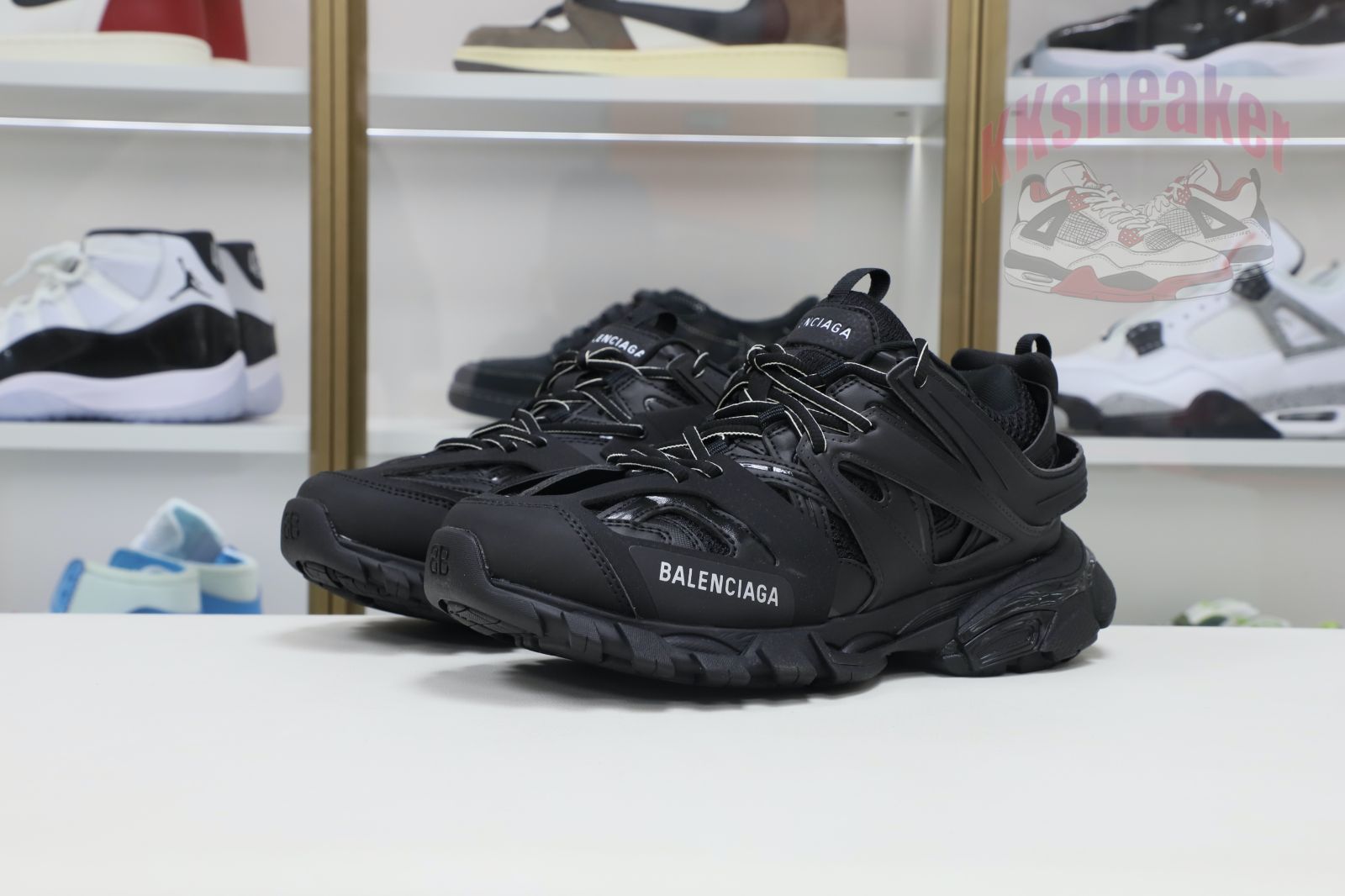 Balenciaga is available in all sizes. You cannot place an order on the website. You can contact customer service to purchase.BLGA