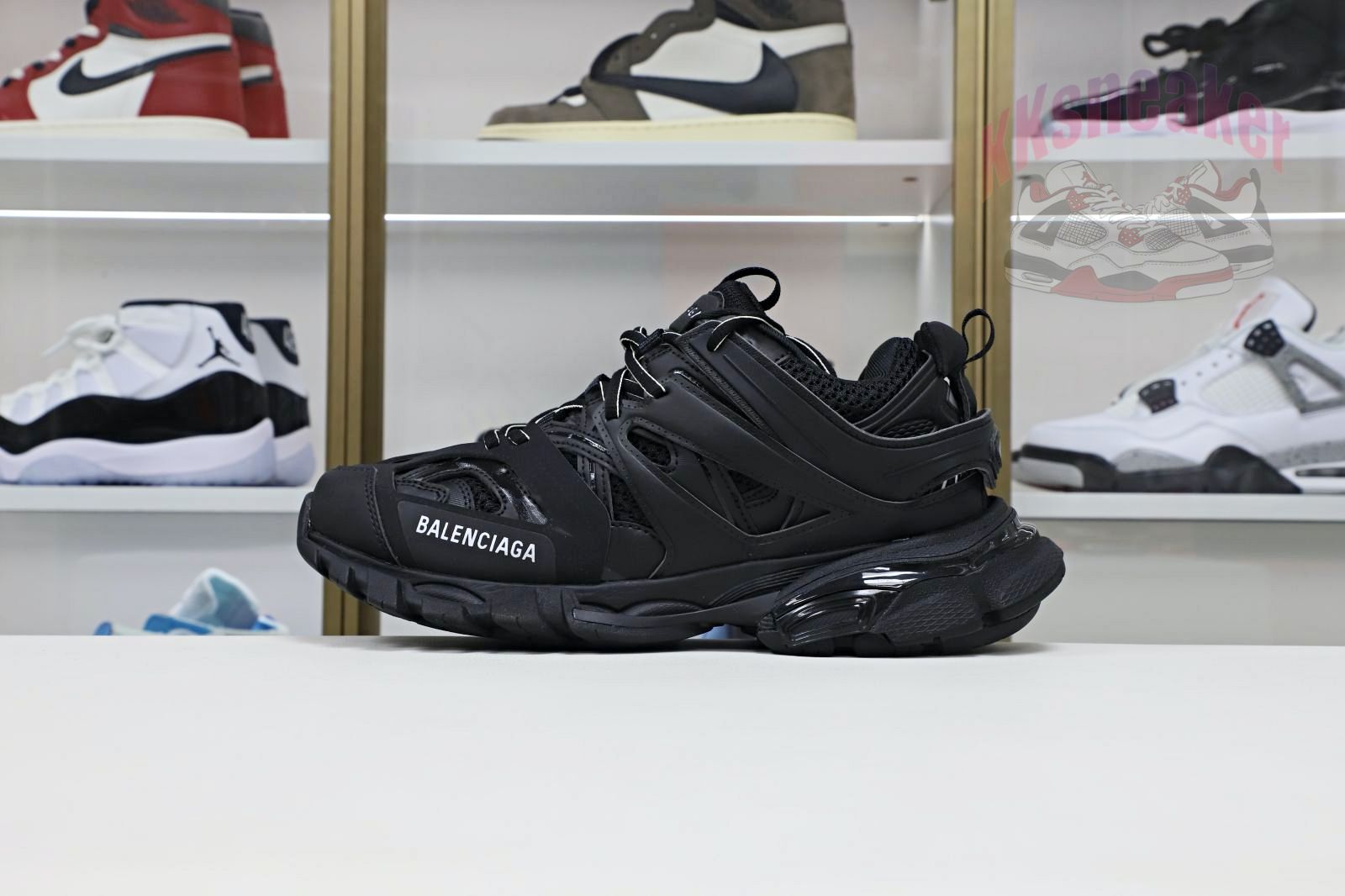 Balenciaga is available in all sizes. You cannot place an order on the website. You can contact customer service to purchase.BLGA