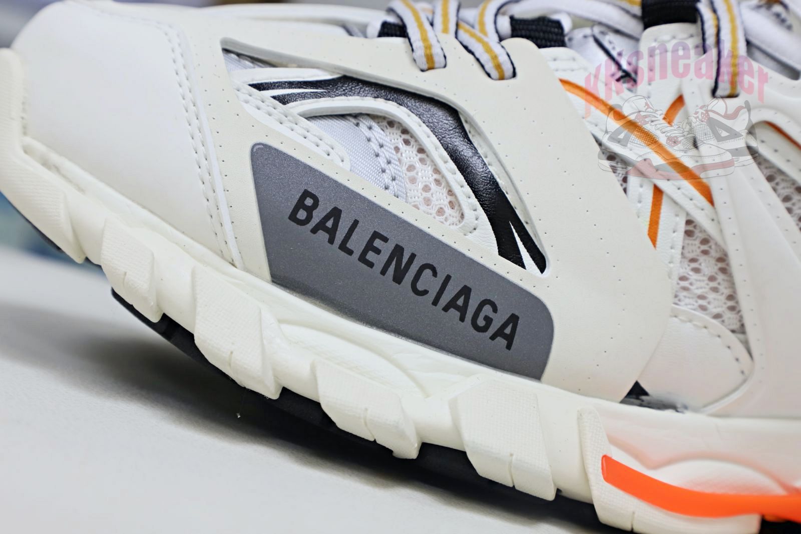 Balenciaga is available in all sizes. You cannot place an order on the website. You can contact customer service to purchase.BLGA