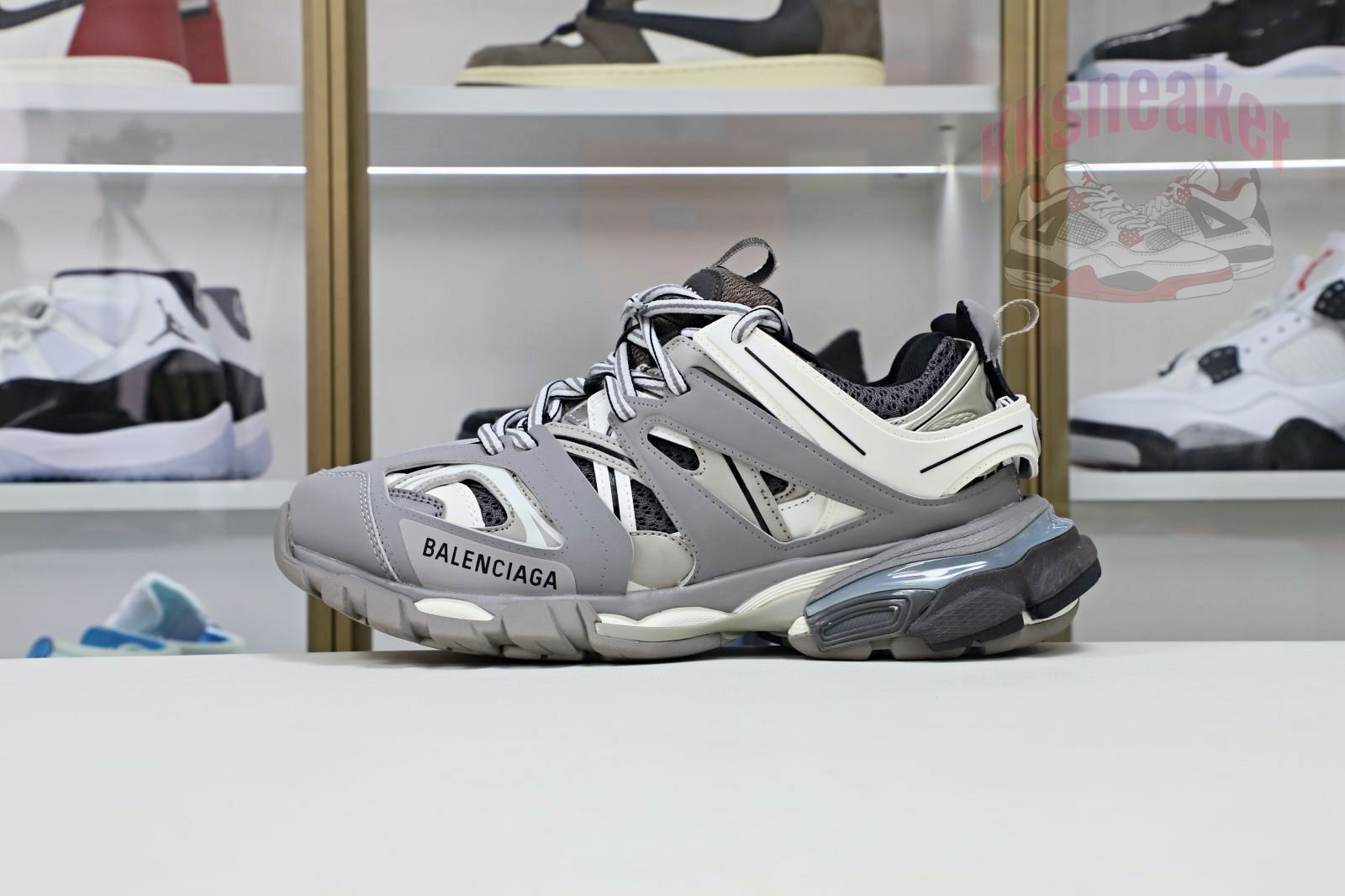 Balenciaga is available in all sizes. You cannot place an order on the website. You can contact customer service to purchase.BLGA