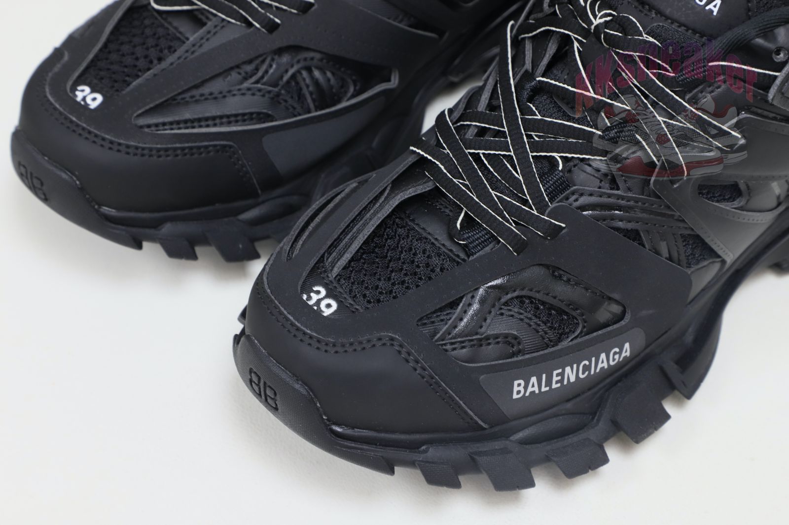 Balenciaga is available in all sizes. You cannot place an order on the website. You can contact customer service to purchase.BLGA