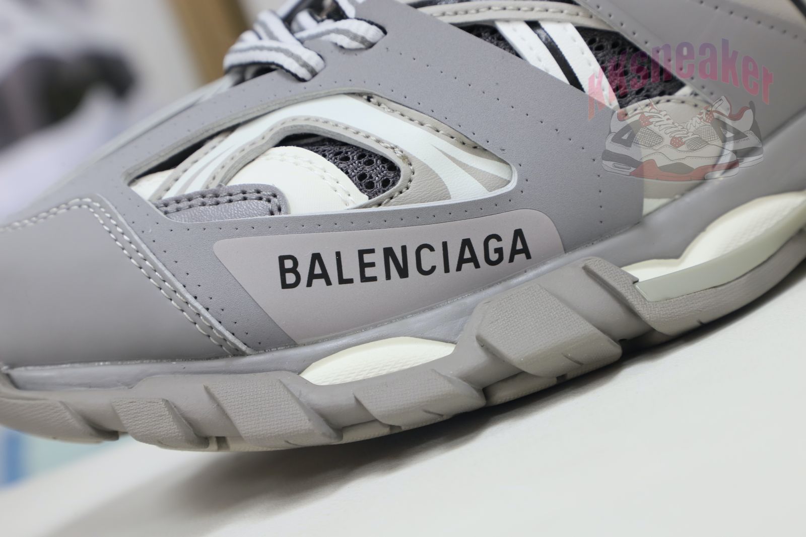 Balenciaga is available in all sizes. You cannot place an order on the website. You can contact customer service to purchase.BLGA